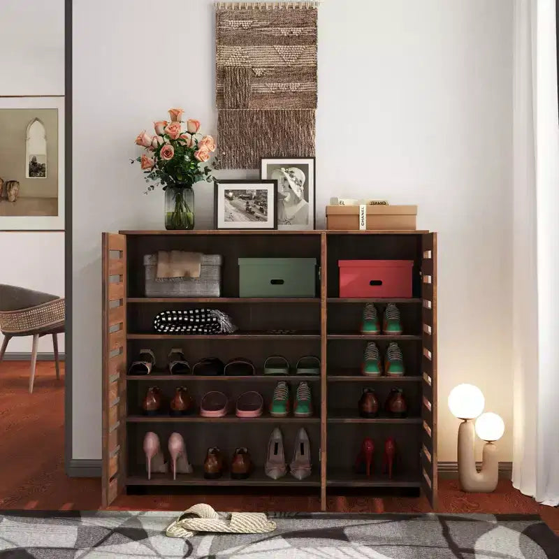 Meuble à chaussures 5 niveaux avec trois portes et étagères réglables pour entrée, salon et couloir