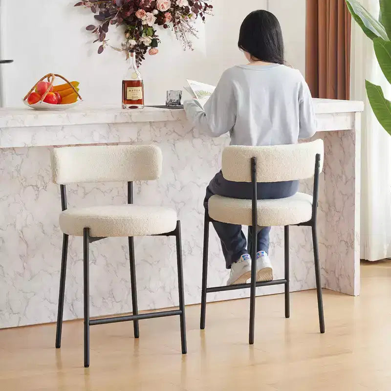 Lot de 2 tabourets de bar en tissu bouclé, hauteur comptoir 61 cm, dossier mi-haut, pieds en métal, pour îlot de cuisine et salle à manger