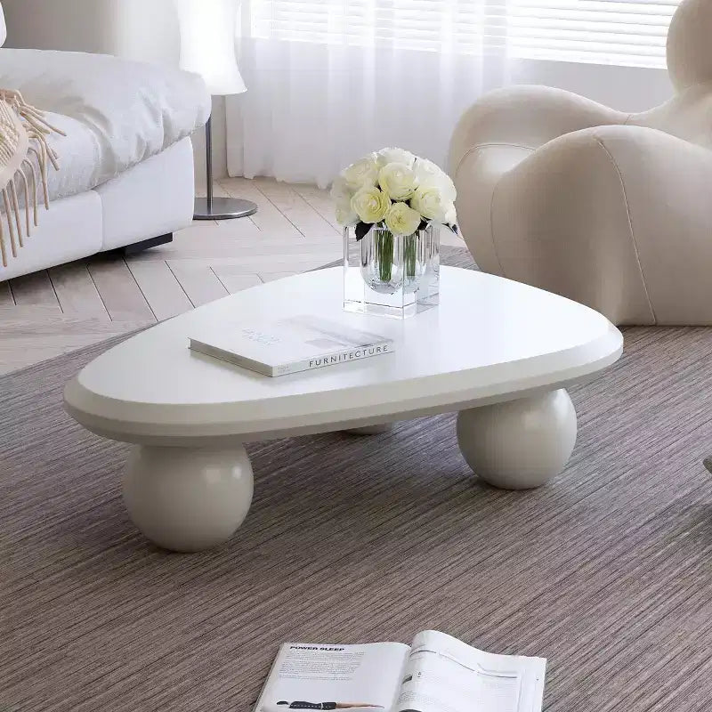 Table basse triangulaire incurvée moderne avec 3 pieds boules, table d'appoint centrale pour salon ou petits espaces
