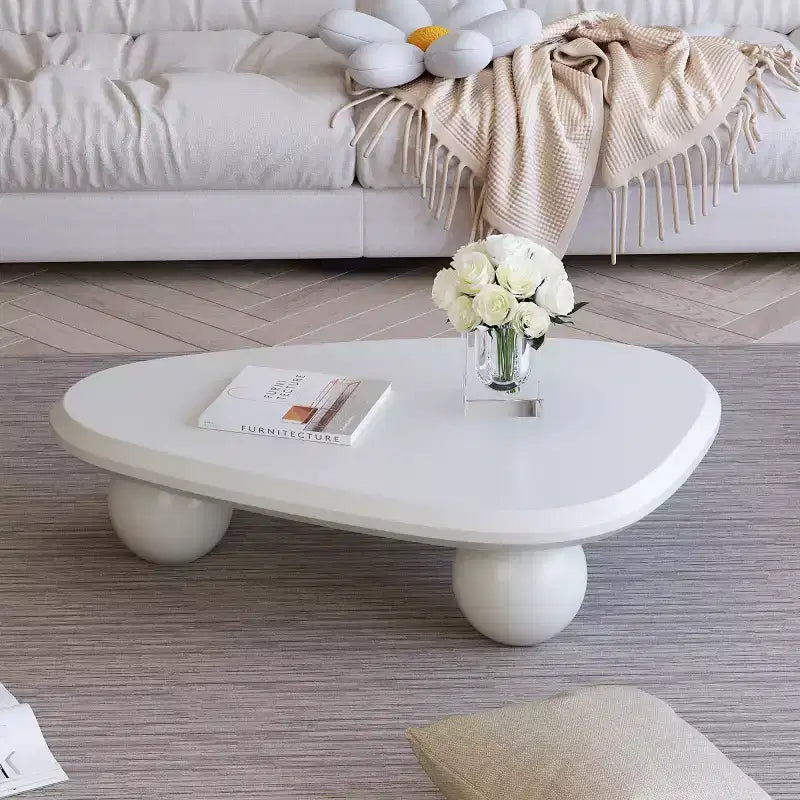 Table basse triangulaire incurvée moderne avec 3 pieds boules, table d'appoint centrale pour salon ou petits espaces