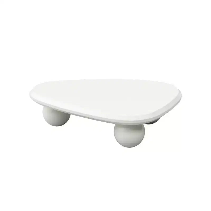 Table basse triangulaire incurvée moderne avec 3 pieds boules, table d'appoint centrale pour salon ou petits espaces