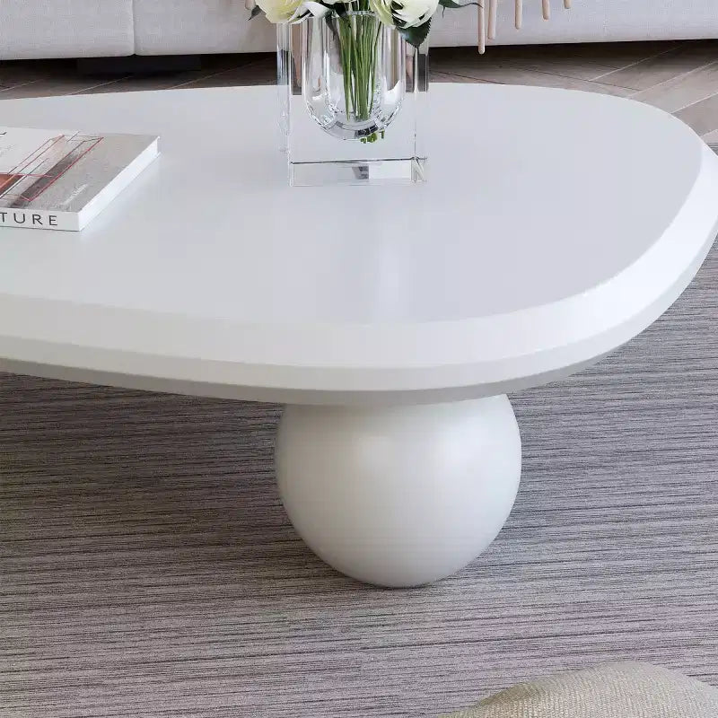 Table basse triangulaire incurvée moderne avec 3 pieds boules, table d'appoint centrale pour salon ou petits espaces
